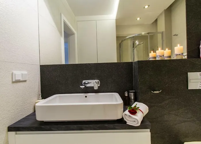 Pajo I -rezydencja Tatry--grota Solna--taras--garaz Podziemny * זקופאנה